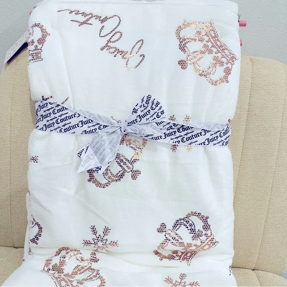 NEW Juicy Couture White Rose Gold Metallic Crown Snowflake Sherpa‎ Plush Throw